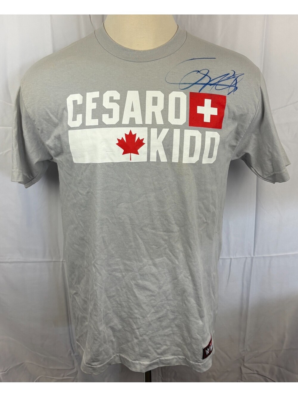 WWE Authentic Cesaro and Kidd Autographed Men's Large Gray Graphic T-Shirt 2015